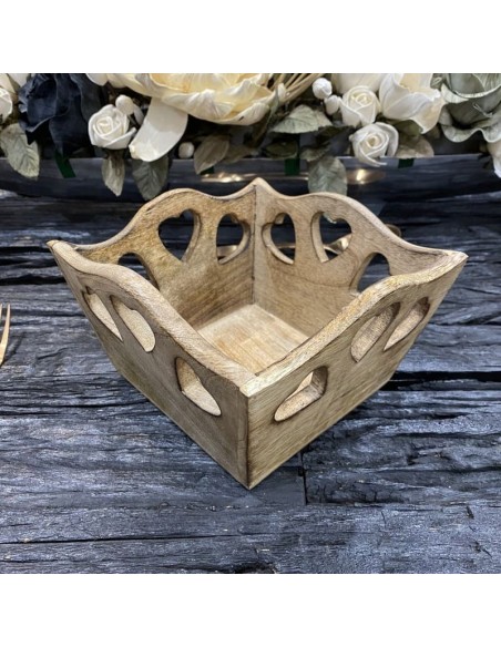 Corbeille carrée en bois cœurs découpés