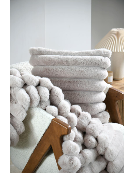 Coussin fausse fourrure POLARY écru 45 x 45 cm